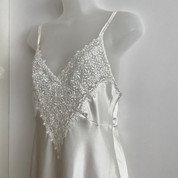 Marks & Spencer Beautiful Satiny Nightgown - Small 34 - Picture 3 of 11